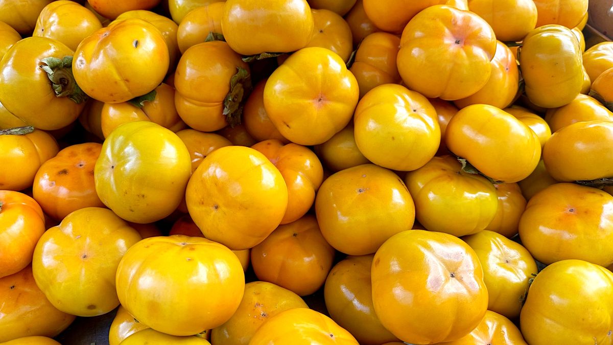 Kaki to słodki owoc, który wspiera jędrność, nawilżenie skóry i oczyszczanie organizmu.