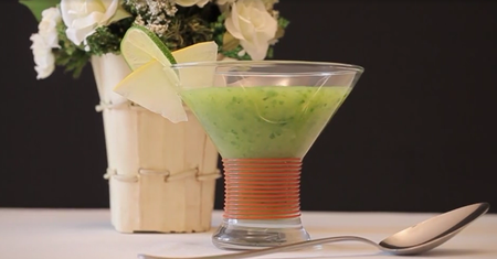 Przepis na orzeźwiające smoothie z melona i bazylii (WIDEO)