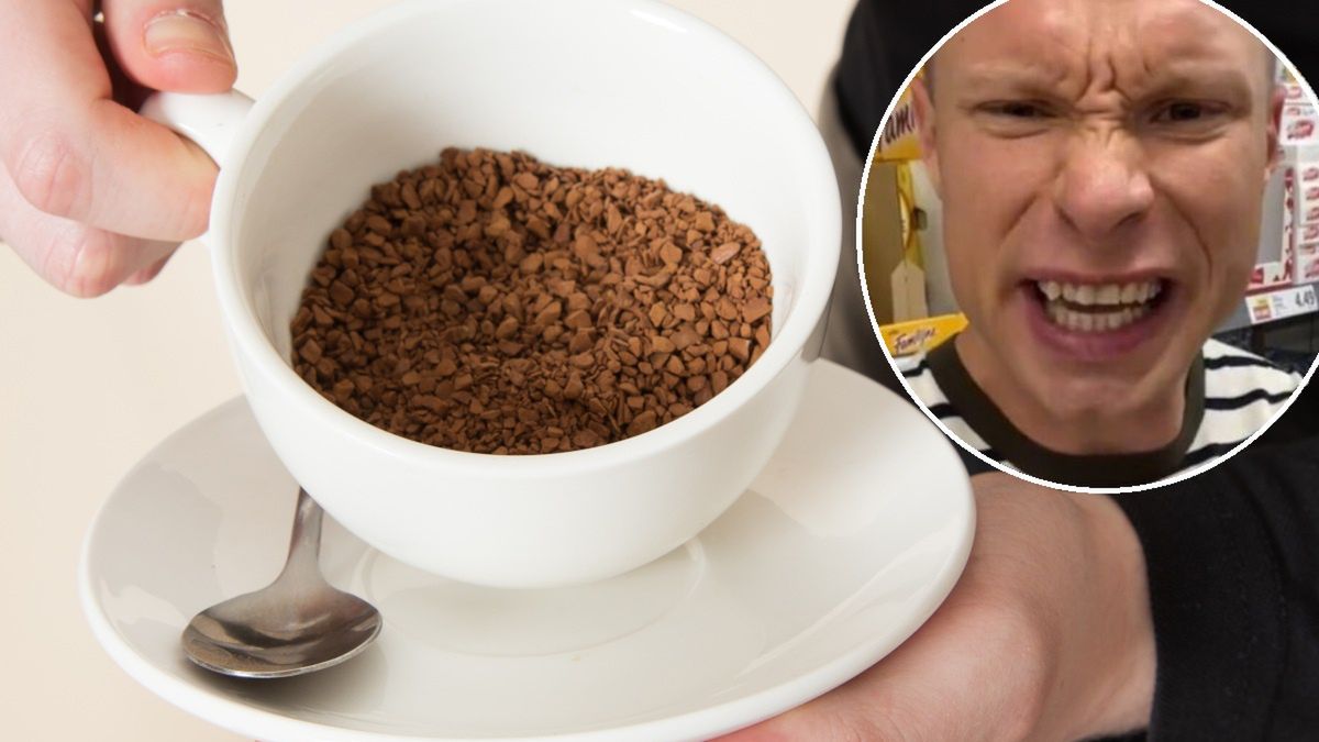 Kawa rozpuszczalna w białej filiżance