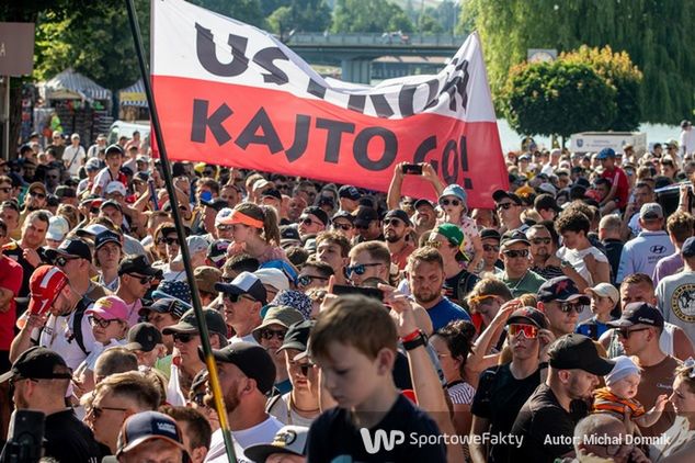 Kibice oblegają Mikołajki podczas Rajdu Polski