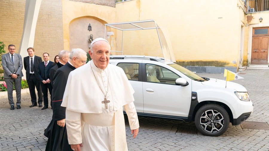 Papież Franciszek lubi skromne samochody.