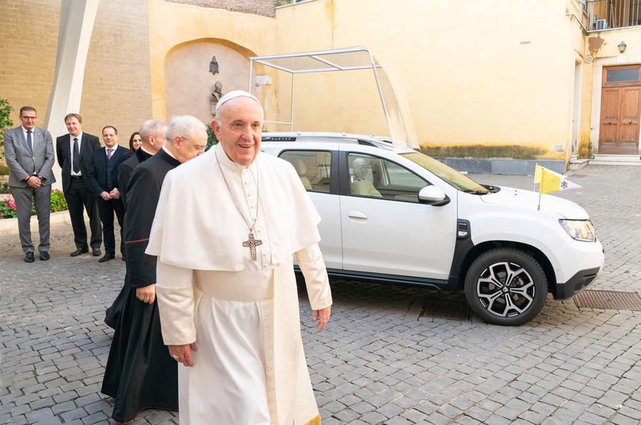 Dacia Duster jako papamobile. Papież Franciszek ma nowe auto