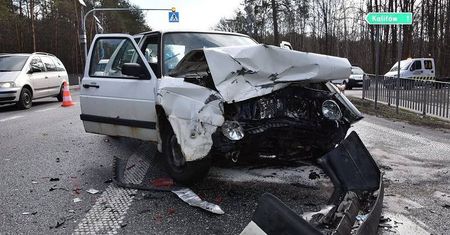 Nie ustąpił pierwszeństwa i zderzył się z golfem. Trzy osoby trafiły do szpitala