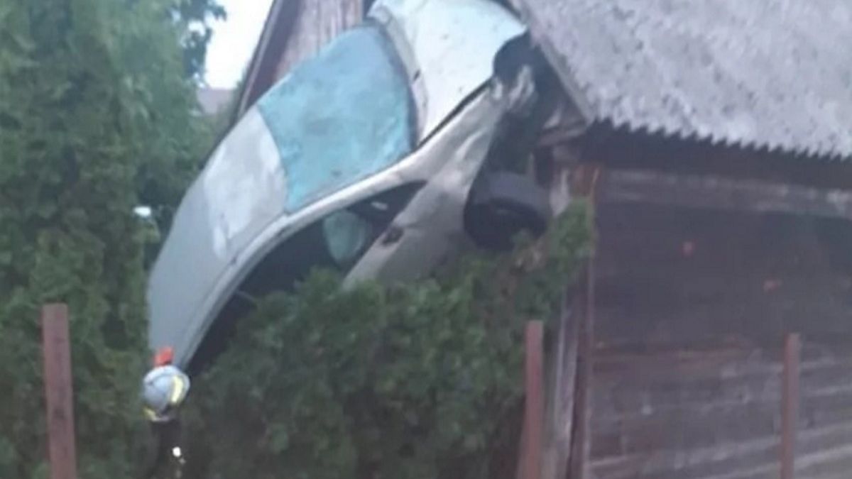 Samochód wiszący pionowo 