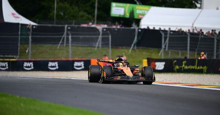 Piastri pokonuje Norrisa i wygrywa GP Belgii w zmiennych warunkach pogodowych