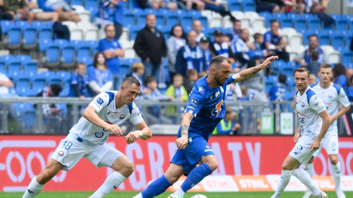 PAP / Jakub Kaczmarczyk / Na zdjęciu: zawodnik Lecha Poznań Nika Kwekweskiri (w środku) i Piotr Wlazło (z lewej) z PGE FKS Stali Mielec