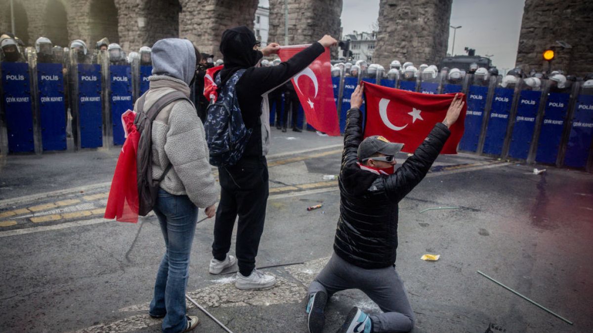 Napięta sytuacja w tureckich miastach