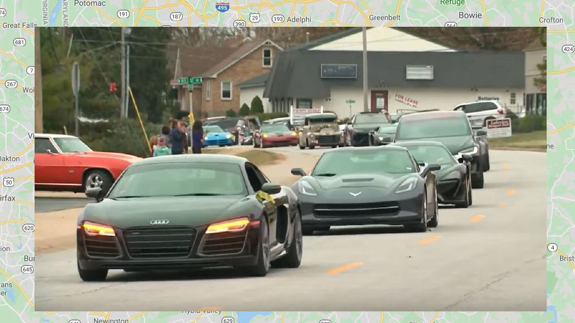 Na pogrzeb przybyły zarówno współczesne maszyny, jak i klasyczne muscle cary.