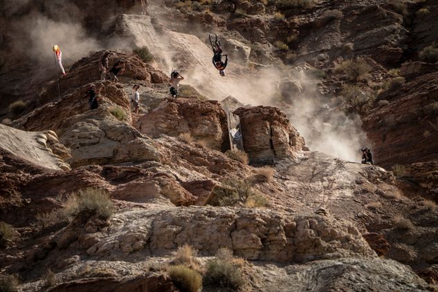 Szymon Godziek wykonujący skok podczas Red Bull Rampage