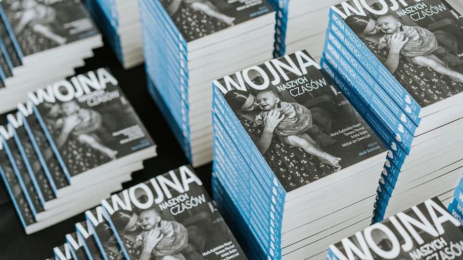 "Wojna naszych czasów" to zbiór reportaży czwórki dziennikarzy opisujących fenomen Domowej Noclegowni przy Łazienkowskiej 14