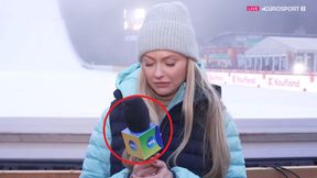 Kabaret na żywo. Nagle zaczęła patrzeć na swój mikrofon