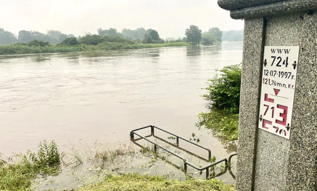 Punkt pomiaru poziomu Odry w Trestnie pod Wrocławiem. Na słupie zaznaczono poziom Odry, który rzeka osiągnęła w 1997 r., kiedy woda zalała miasto. (Barbara Kwiatkowska/WP.pl)