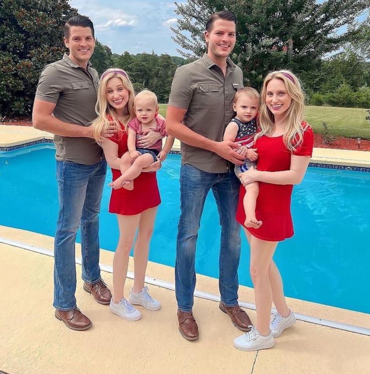 Obie rodziny chętnie dzielą się zdjęciami