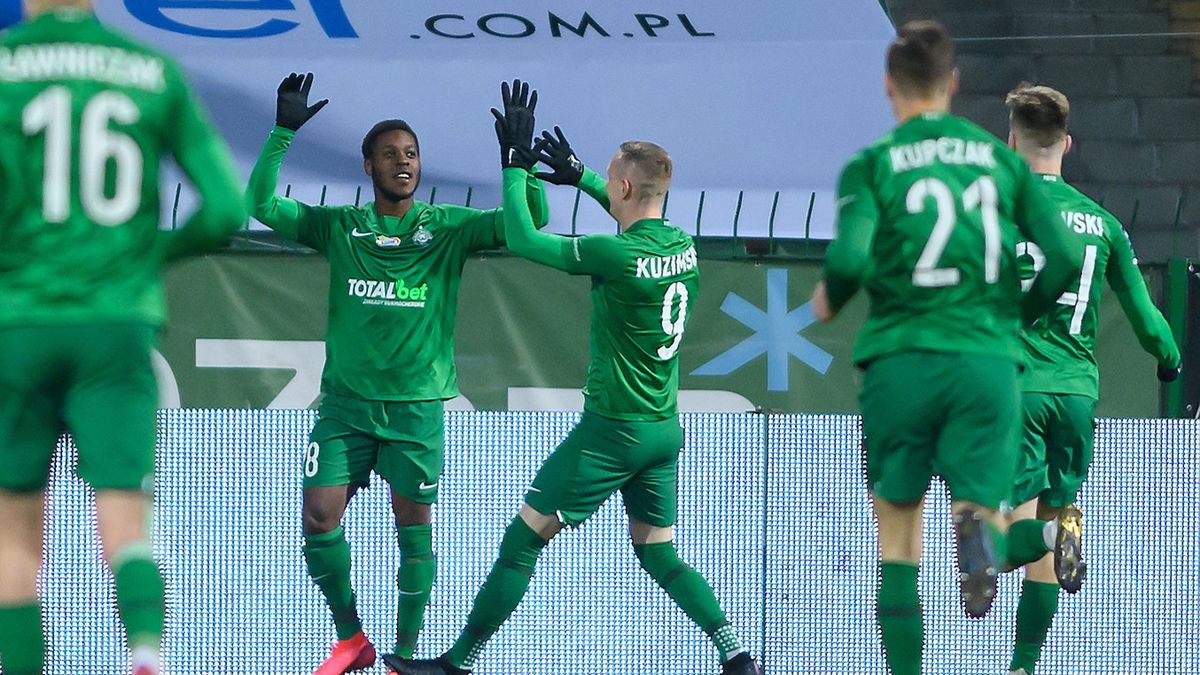 PAP / Jakub Kaczmarczyk / Na zdjęciu: Makana Baku (drugi z lewej) cieszy się z gola