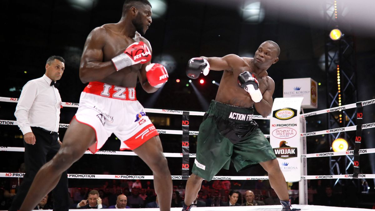 Newspix / Izu Ugonoh podczas walki z Fredem Kassim