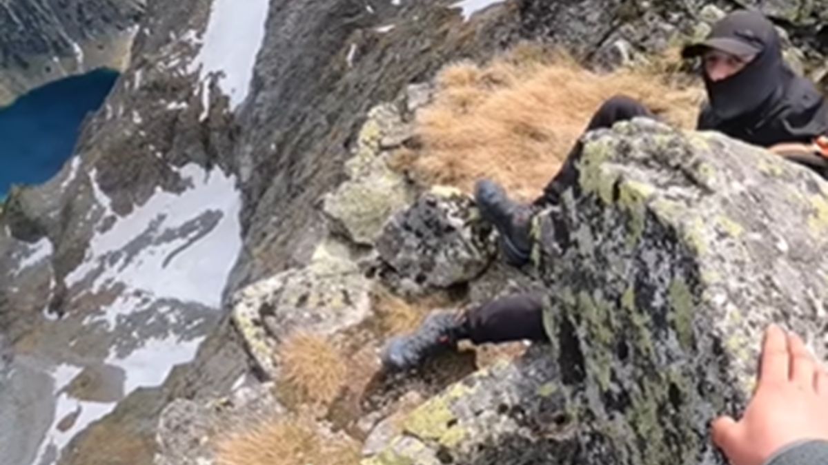 Turysta zrzucił głaz z góry.