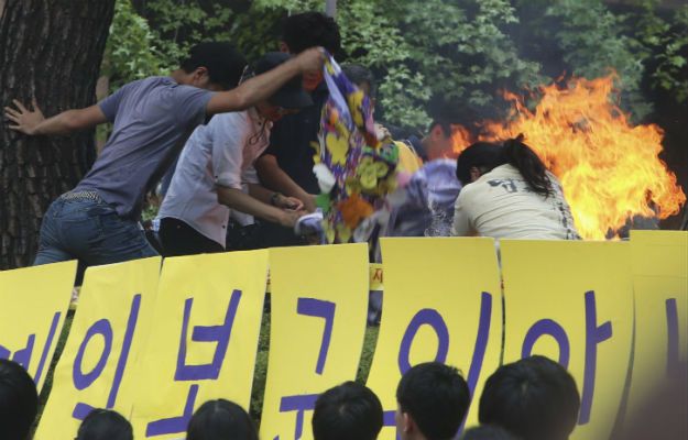 Seul: samopodpalenie pod ambasadą Japonii