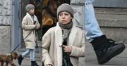 Anna Mucha bez mejkapu na spacerze z pieskiem. Pomykała w butach za prawie 1200 złotych (ZDJĘCIA)