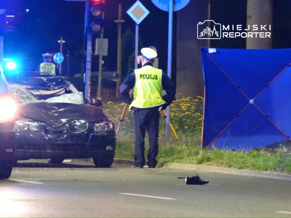 Ursynów: Śmiertelne potrącenie pieszego przez BMW. Siła uderzenia była tak silna, że mężczyzna wylądował kilkadziesiąt metrów od przejścia