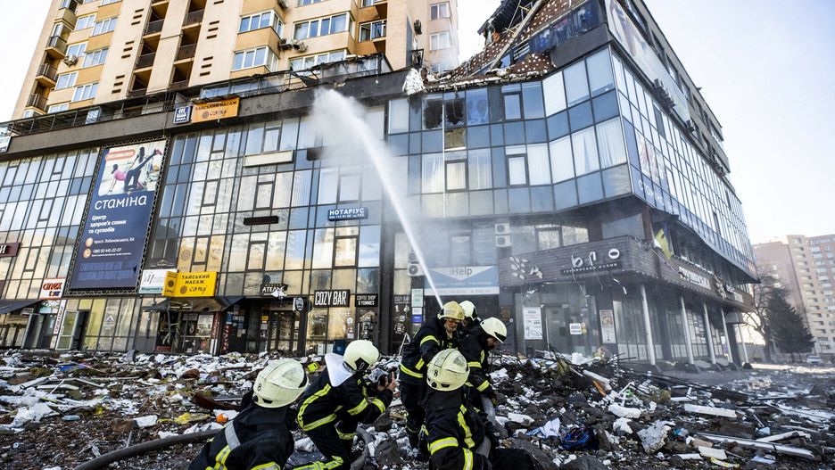 Ostrzelany rakietami przez rosyjską armię budynek w Kijowie 