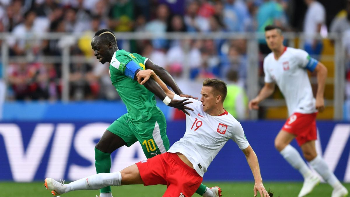 Sadio Mane (z lewej) oraz Piotr Zieliński (z prawej)