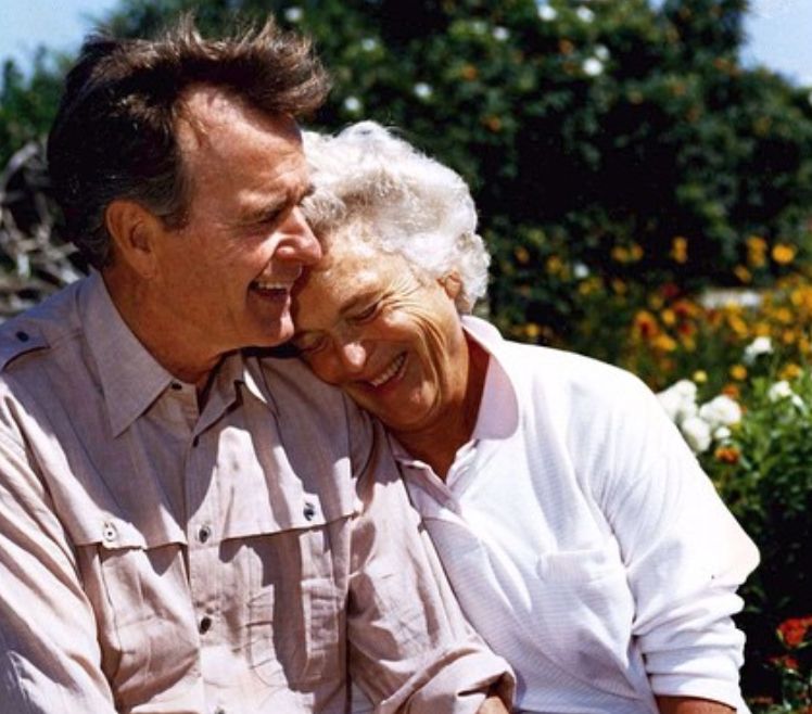George H. W. Bush ożenił się w wieku zaledwie 20 lat. Pobił z żoną rekord