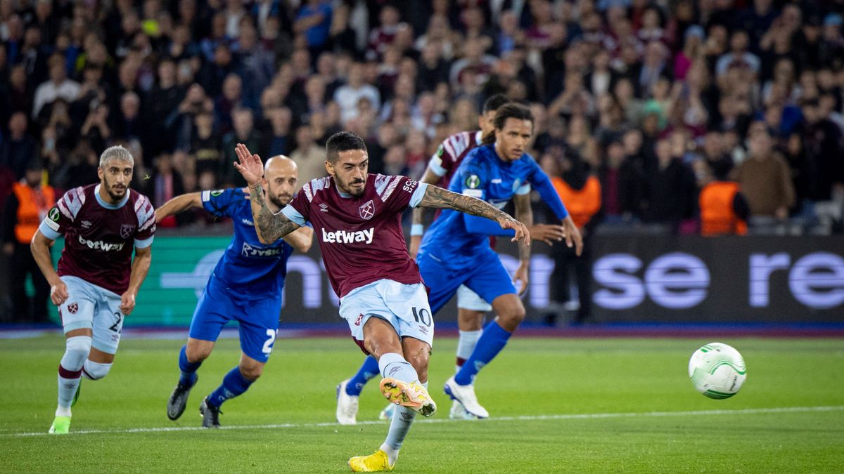 PAP/EPA / TOLGA AKMEN  / Na zdjęciu: Manuel Lanzini trafiający rzut karny