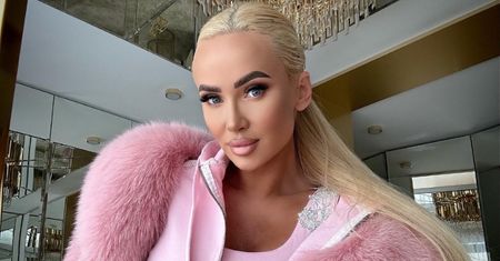 Izabela Macudzińska imprezuje w pierzastym biustonoszu, a internauci krytykują: "Sztuczna i kiczowata". Jest odpowiedź