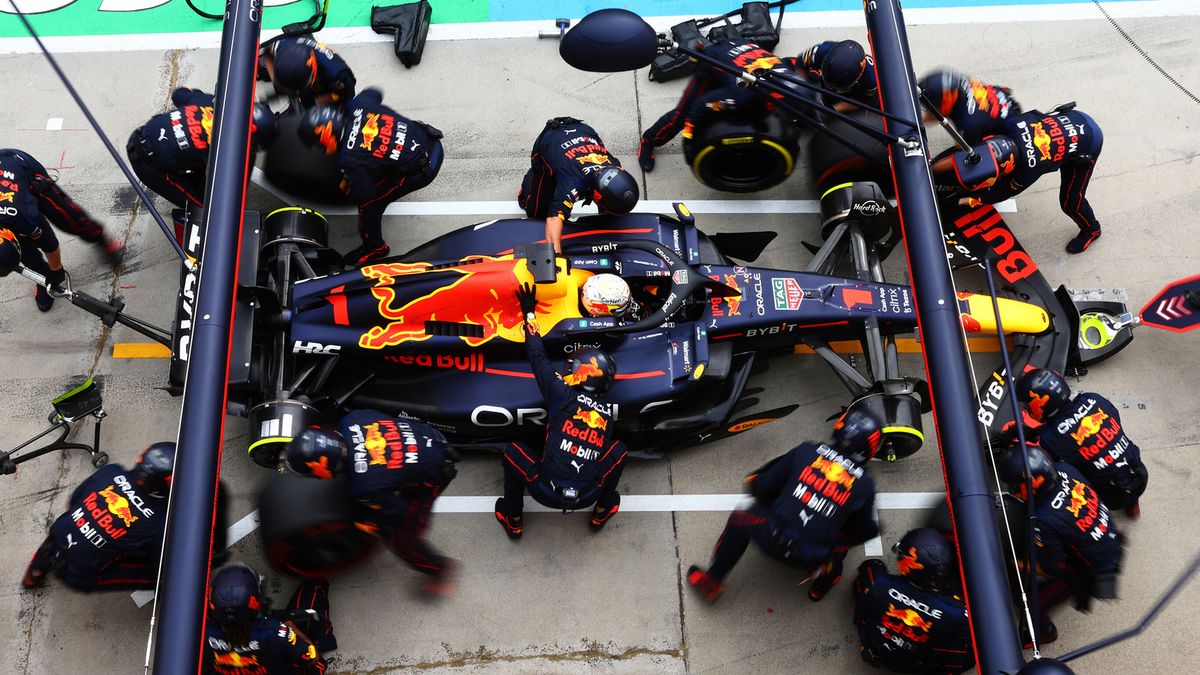 Max Verstappen podczas pit-stopu