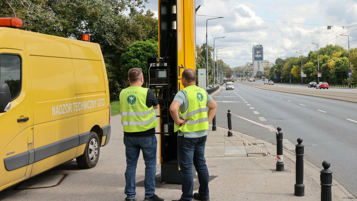 Fotoradary na Mo?cie Poniatowskiego
14.09.2021 Warszawa Ekipa techniczna GIDT naprawia fotoradar na moscie Poniatowskiego   w Warszawie  Fot.  Jacek Dominski/REPORTER
Jacek Dominski/REPORTER
