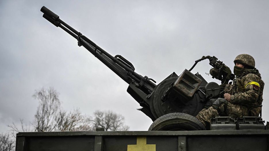 Wojna w Ukrainie - sytuacja w Kijowie i okolicachAn Ukrainian soldier keeps position sitting on a ZU-23-2 anti-aircraft gun at a frontline, northeast of Kyiv on March 3, 2022. - A Ukrainian negotiator headed for ceasefire talks with Russia said on March 3, 2022, that his objective was securing humanitarian corridors, as Russian troops advance one week into their invasion  of the Ukraine. (Photo by Aris Messinis / AFP)ARIS MESSINIS