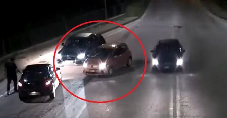 Atak na piłkarza na autostradzie. Wszystko pokazała kamera