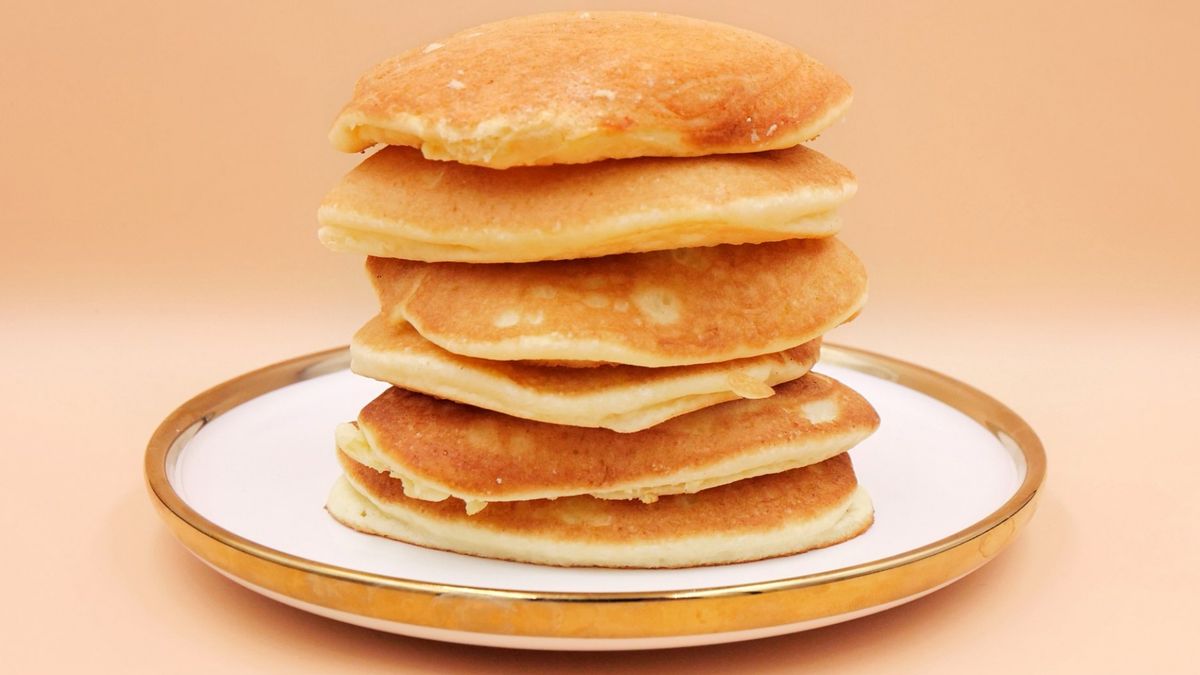 Przekładam gotowe placki na talerz.