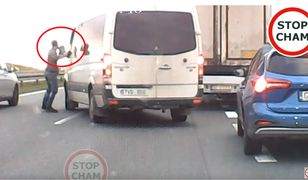 Furiat na drodze. Zatrzymał busa i zniszczył mu lusterko