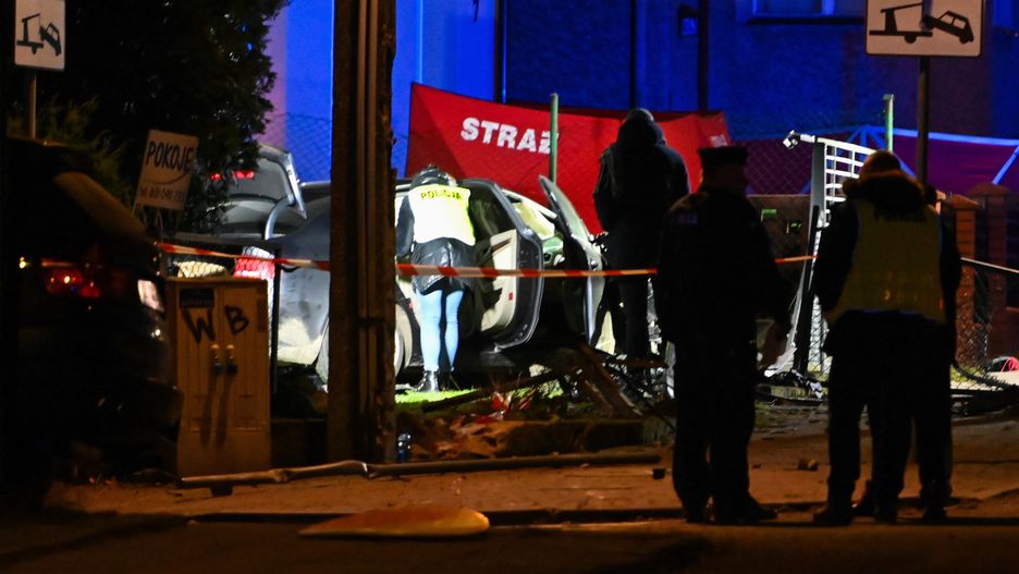 Międzyzdroje, 23.12.2023. Służby na miejscu śmiertelnego wypadku przy ul. Dąbrówki w Międzyzdrojach, gdzie samochód osobowy wjechał w grupę pieszych, 23 bm. Na miejscu zginęli 30-latka oraz 60-latek i 7-letni chłopczyk, których reanimowano, ale nie udało się przywrócić im czynności życiowych. Ranna 12-latka została przetransportowana śmigłowcem LPR do szpitala. (mr) PAP/Marcin Bielecki ***Zdjęcie do depeszy PAP pt. Zachodniopomorskie/ Zatrzymano podejrzewanego o spowodowanie wypadku w Międzyzdrojach, w którym zginęło troje pieszych***