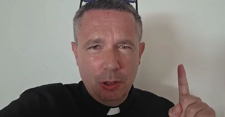 Ks. Daniel Wachowiak ma limity odprawianych mszy. Musi odmawiać wiernym. "Tak to wygląda w życiu"