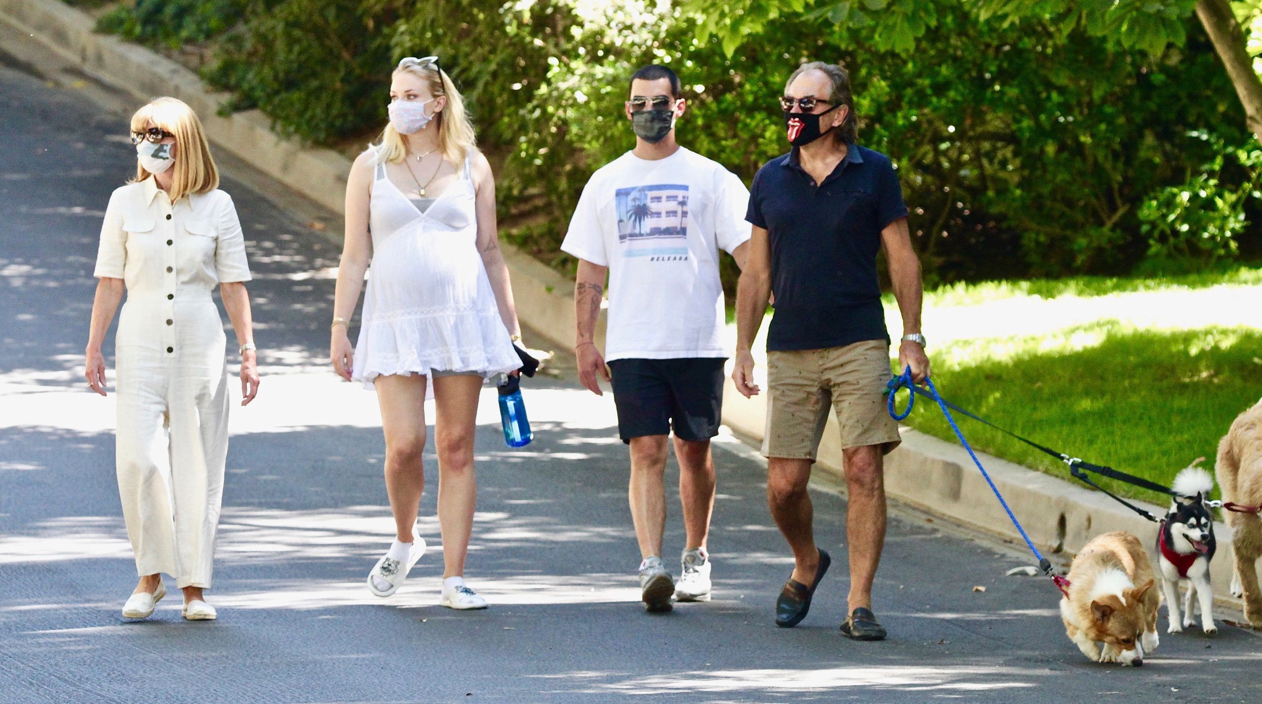 Sophie Turner na spacerze w zaawansowanej ciąży