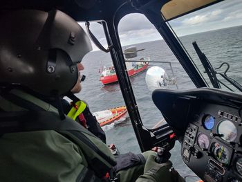Pilna ewakuacja ze statku. Śmigłowiec wojska ruszył na pomoc