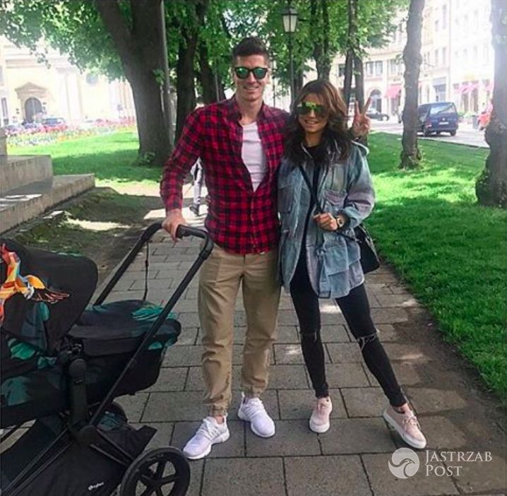 Anna Lewandowska i Robert z córką na spacerze