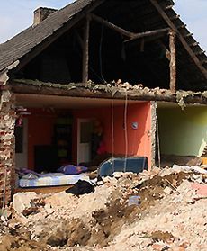 Ściana domu przysypała człowieka