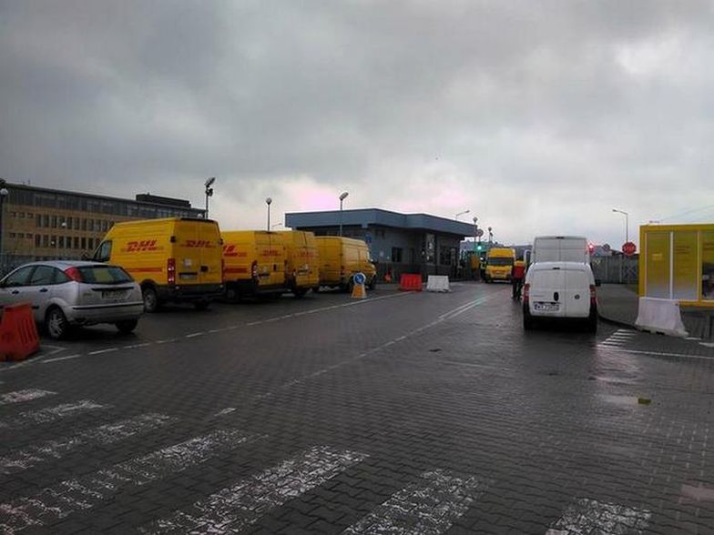 Tak w piątkowe przedpołudnie wyglądała sytuacja w bazie DHL w Warszawie.