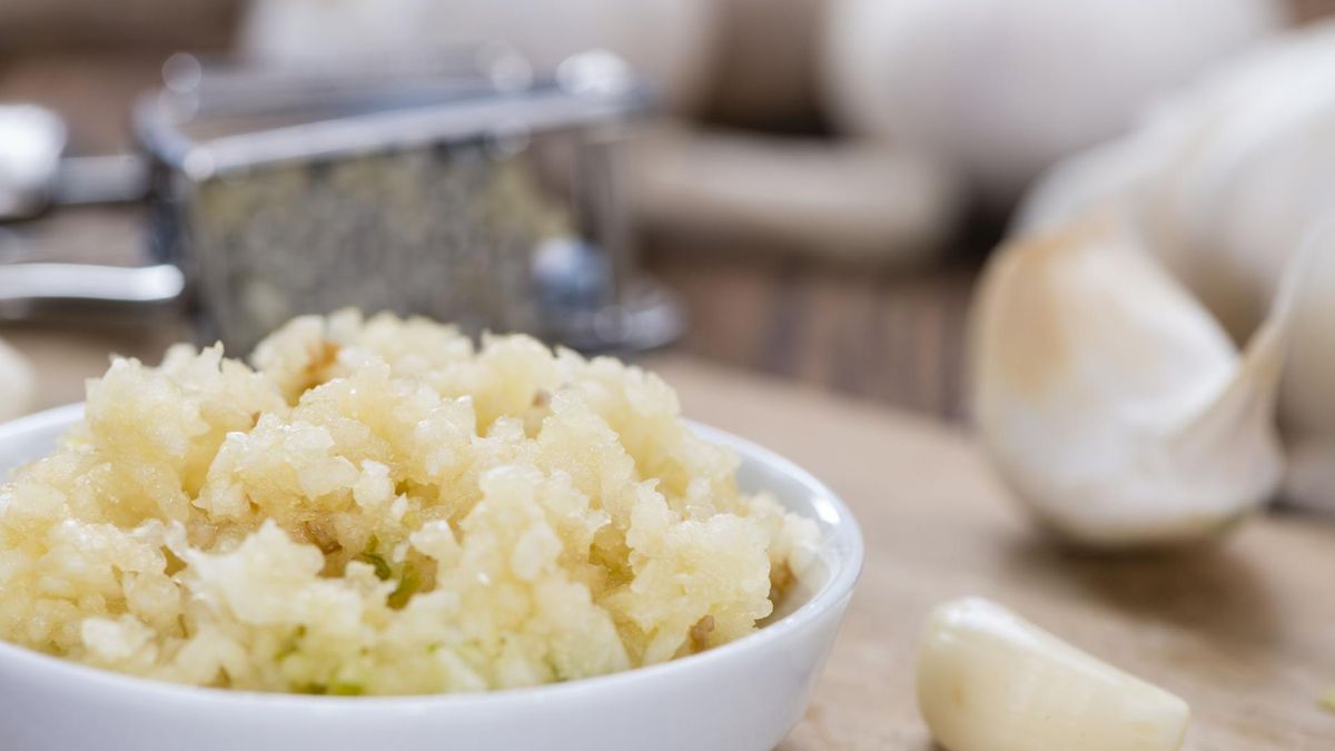 By czosnek miał pozytywny wpływ na zdrowie, musi być zmiażdżony