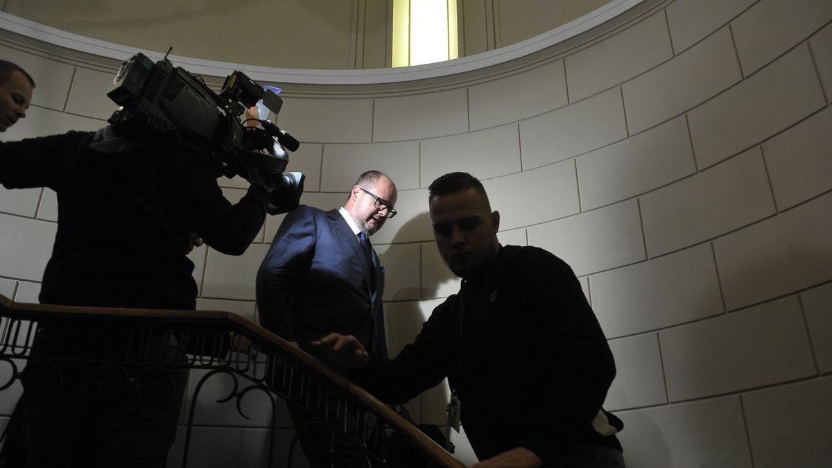 Paweł Adamowicz znalazł się we wtorek w ogniu pytań.