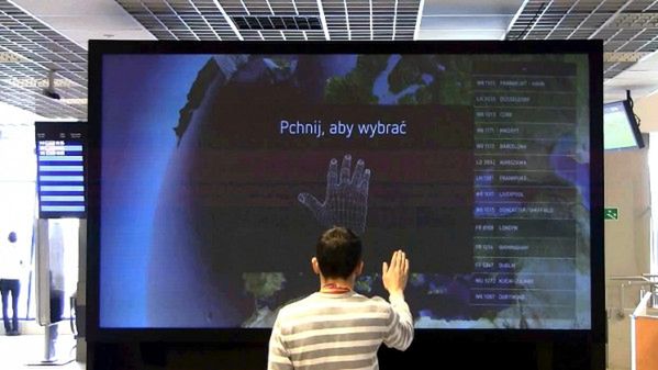 Tablica informacyjna sterowana Kinectem na polskim lotnisku 1