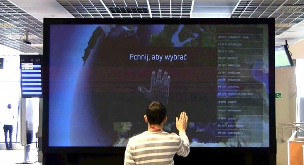 Tablica informacyjna sterowana Kinectem na polskim lotnisku