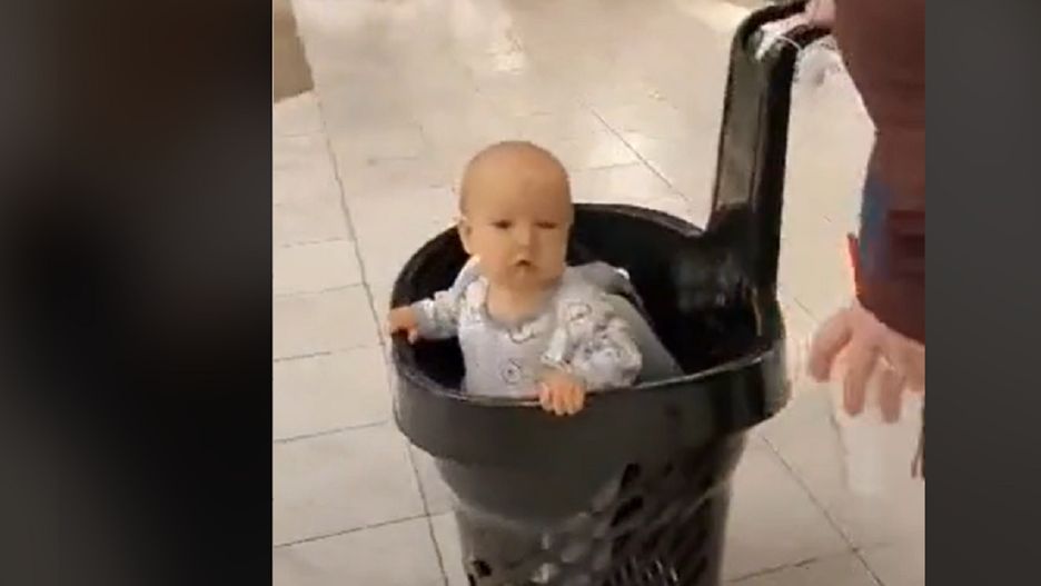 Wybrała się na zakupy z niemowlakiem bez wózka. Pomysł młodej mamy zachwycił internautów