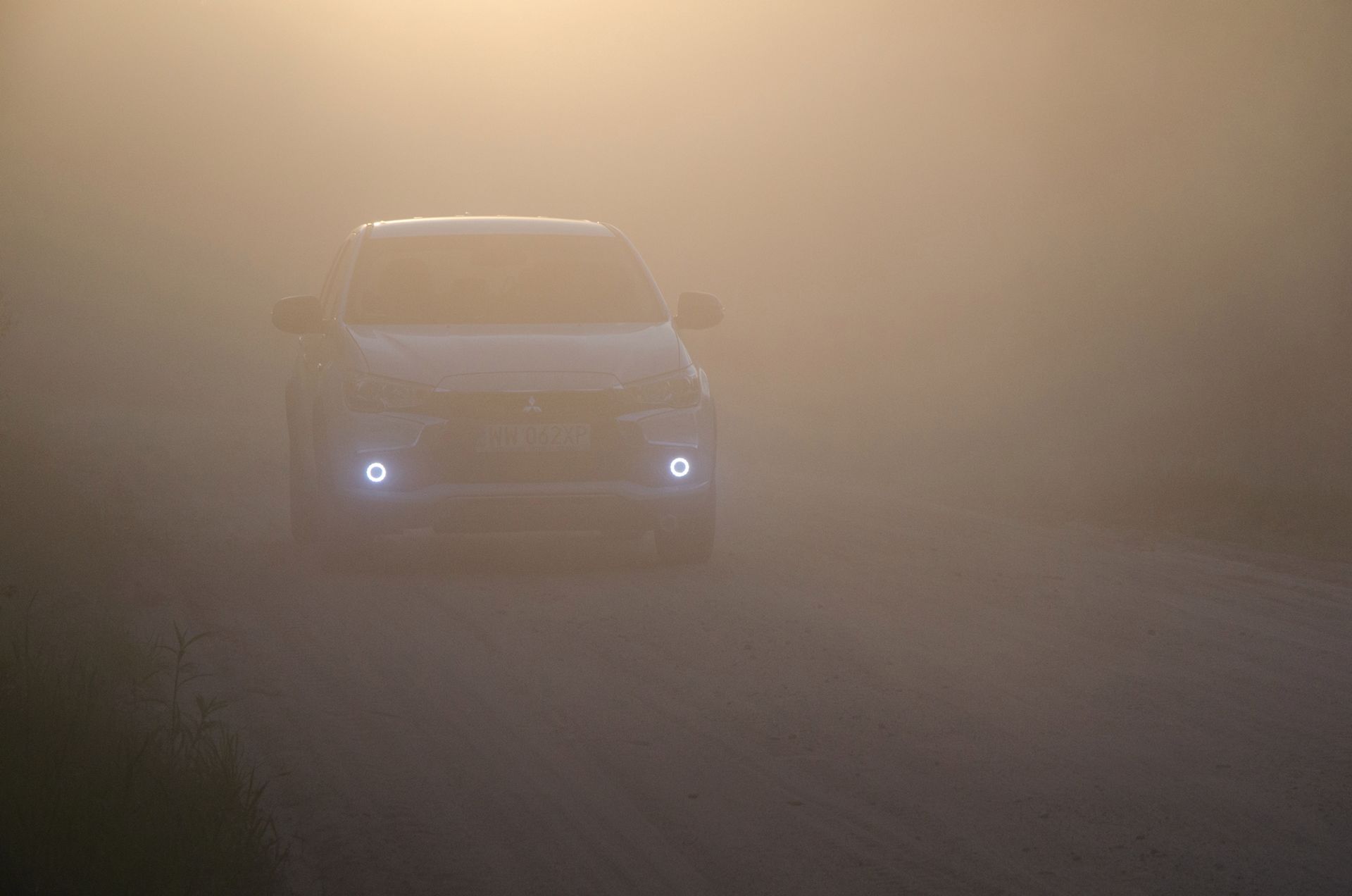 Sytuacja tuż po przejeździe auta drogą szutrową z prędkością 80 km/h. Praktycznie niczego nie widać.