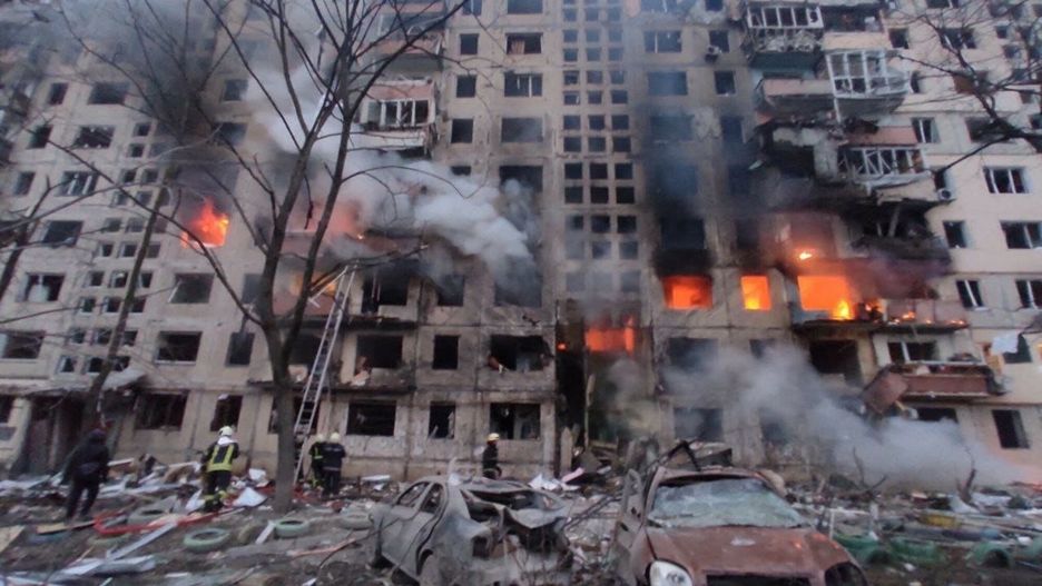 Wojna w Ukrainie - ostrzelany blok w KijowieKYIV, UKRAINE - MARCH 14: (----EDITORIAL USE ONLY ??" MANDATORY CREDIT - "STATE EMERGENCY SERVICE OF UKRAINE / HANDOUT" - NO MARKETING NO ADVERTISING CAMPAIGNS - DISTRIBUTED AS A SERVICE TO CLIENTS----) Firefighters work by a damaged apartment building which was hit by Russian attack in Kyiv, Ukraine on March 14, 2022. At least two people were killed and dozens of others were wounded by Russian airstrikes that hit a high-rise building in Ukrainian capital Kyiv. State??Emergency??Service of Ukraine/Handout / Anadolu Agency/ABACAPRESS.COMAA/ABACA
