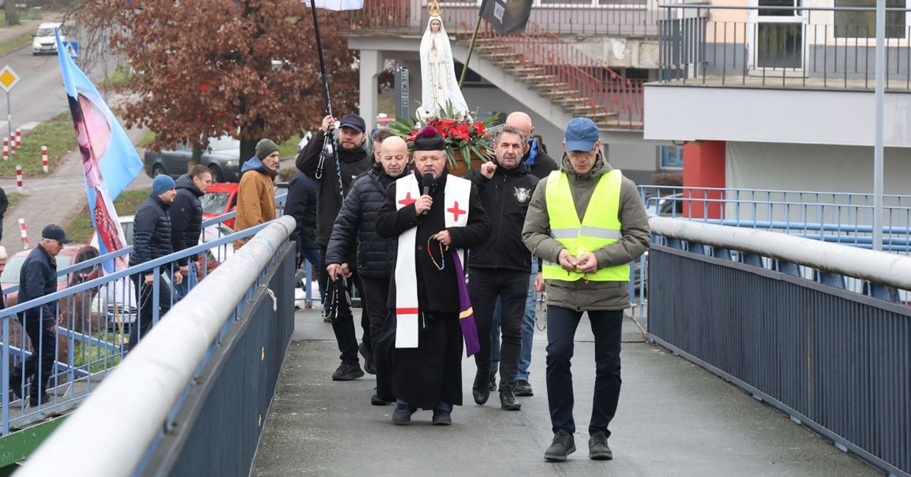 Kielce: Mężczyźni odmawiając różaniec, przeszli do parafii garnizonowej