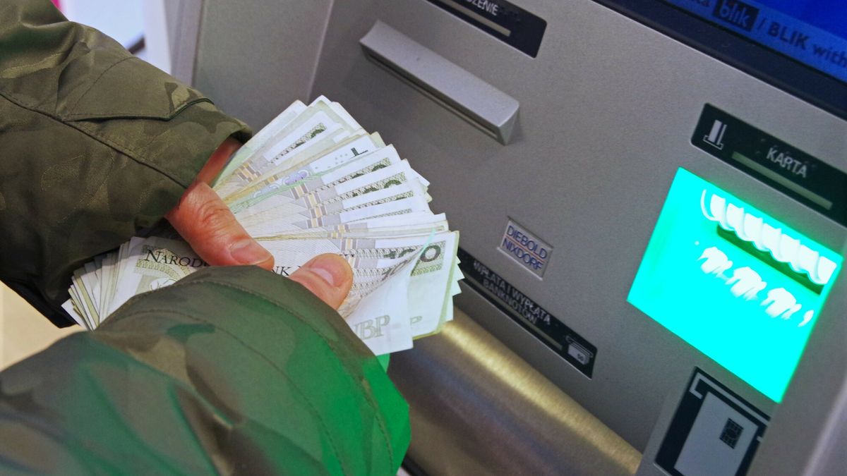 Stock Marek Bazak
PHOTO: ZOFIA I MAREK BAZAK / EAST NEWS   Warszawa N/z wyplata pieniedzy z bankomatu
ZOFIA BAZAK